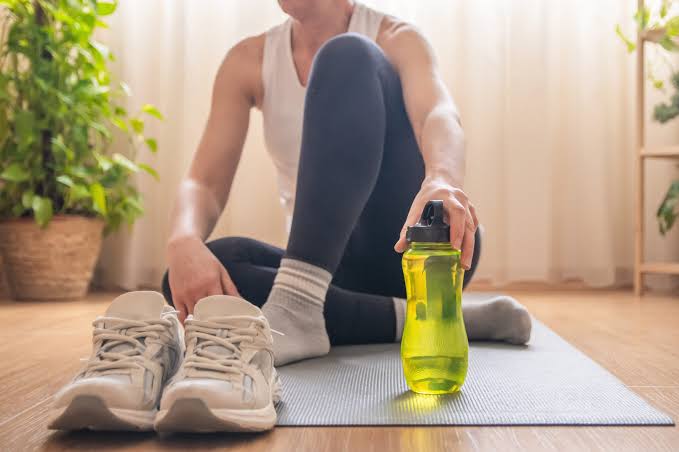 Cata apa trebuie sa bei pe zi? Hidratarea corecta pentru sportivi si persoane active